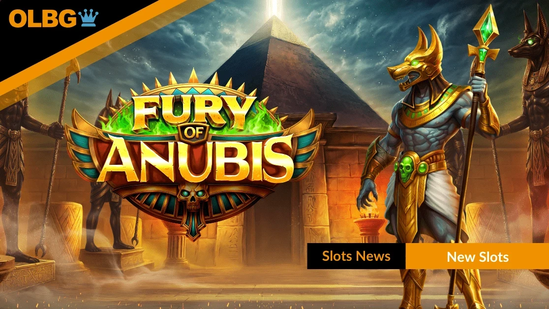 Jugada de Fury of Anubis con varios grupos de s&iacute;mbolos premiados y el multiplicador activo sobre la rejilla