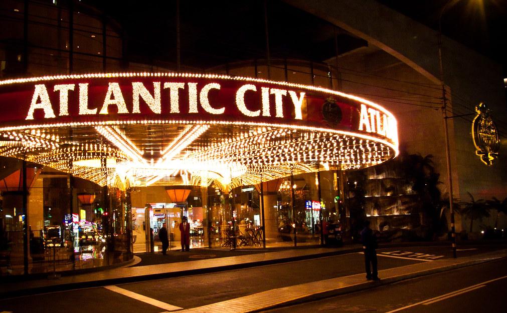 Fachada nocturna del casino Atlantic City con la marquesina encendida